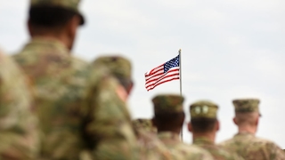 US-Army vor Flagge