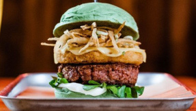 Ein bisschen vegan: Hybrid-Burger erleichtert Umstieg