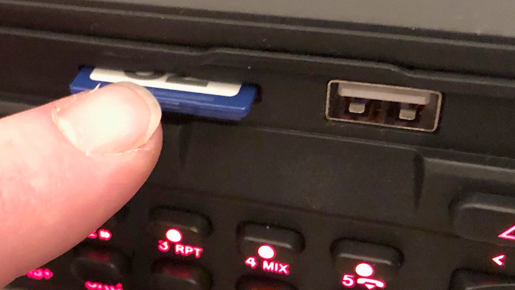 Blaupunkt Bremen SQR 46 DAB: Das Youngtimer-Digitalradio im Praxistest Statt wie früher ein Cassettenlaufwerk hat das Blaupunkt Bremen SQR 46 DAB einen Einschub für SD-Karten sowie einen USB-Anschluss. Ein zweiter USB-Anschluss lässt sich von der Radiorückseite in die Mittelkonsole verlängern. 