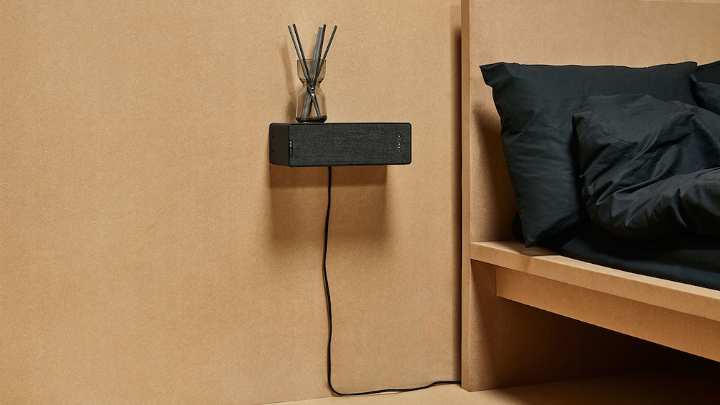 IKEA-Lautsprecher hängt an der Wand.
