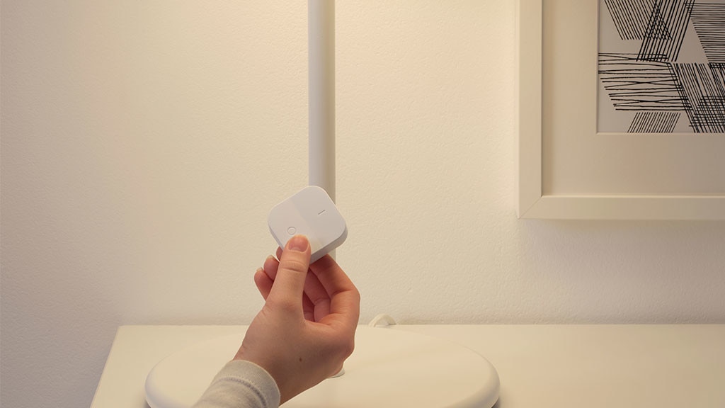 Hand halt kabellosen Tradfri-Dimmer von IKEA