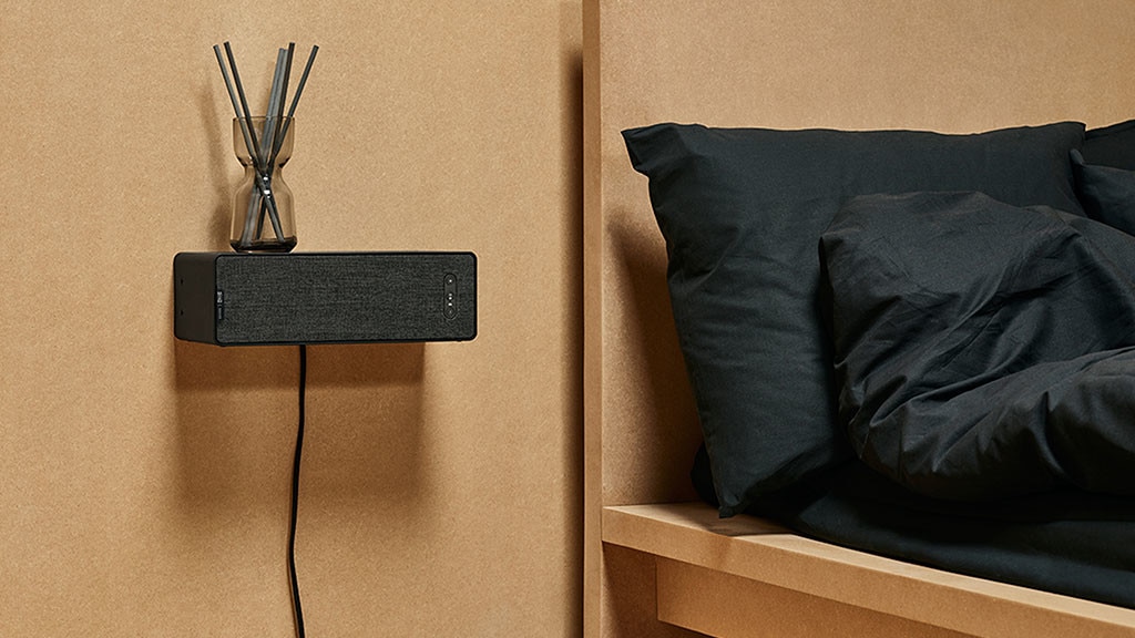 IKEA-Symfonisk-Lautpsrecher hängt als Regal an der Wand.