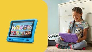 Links: Amazon Fire Kids Edition vor gelbem Hintergrund, rechts: Kind spielt mit Amazon Fire HD 10 Kids Edition
