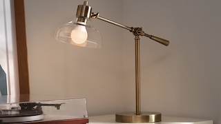 Leuchte mit smarter Lampe steht auf einem Schreibtisch