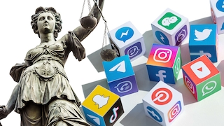 Justitia-Statue neben Social-Media-Logos