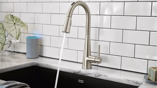 Aus dem smarten Wasserhahn U by Moen Smart Faucet läuft Wasser.