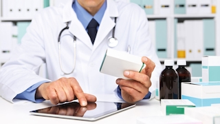 Arzt hält Video-Sprechstunde am Tablet