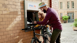 Kunden an einem ING-Geldautomaten © ING