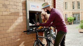 Kunden an einem ING-Geldautomaten