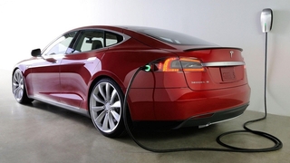 Tesla Model S an der Ladesäule