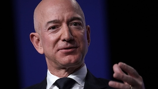 Amazon-Chef Jeff Bezos vor einem blauen Hintergrund