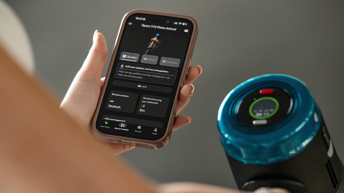 Nur wenige Akkustaubsauger bieten eine App. Dyson zeigt dort Wartungshinweise, Nutzungsdaten und Software-Updates an.