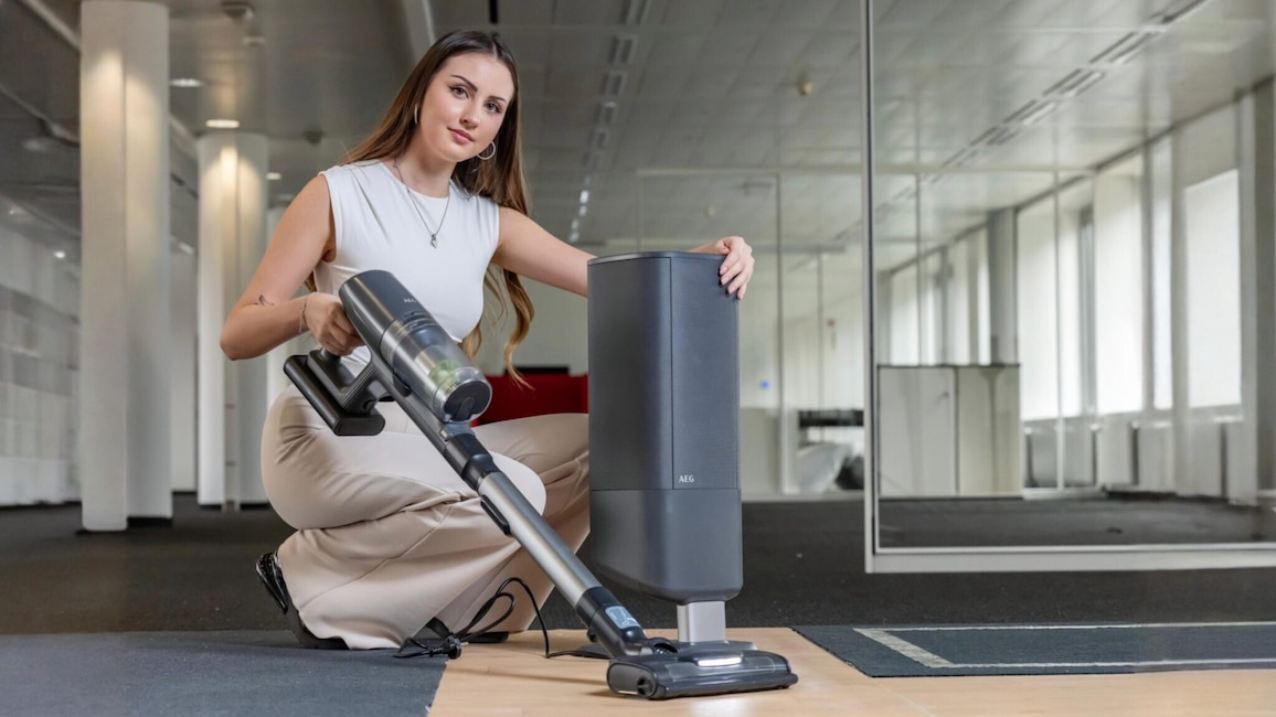 Testsieger mit Station: Der AEG Ultimate 8000 überzeugt mit starker Saugleistung, automatischer Entleerung und hohem Bedienkomfort.