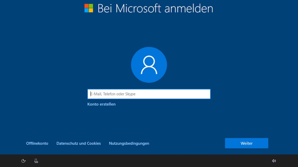 Windows 10: Microsoft forciert Online-Konto Wer Windows 10 mit einem lokalen Benutzerkonto („Offlinekonto”) einrichten will, muss den PC derzeit bei der Einrichtung vom Netz nehmen 