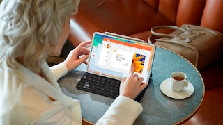 Frau arbeitet im Kaffee mit dem Huawei MatePad Pro