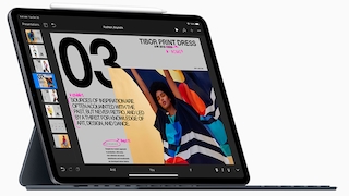 iPad mit Smart Keyboard Folio vor weißem Hintergrund
