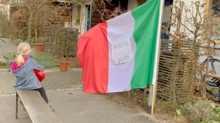 Kind vor Italien-Flagge