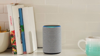 Amazon Echo steht auf einem Tisch