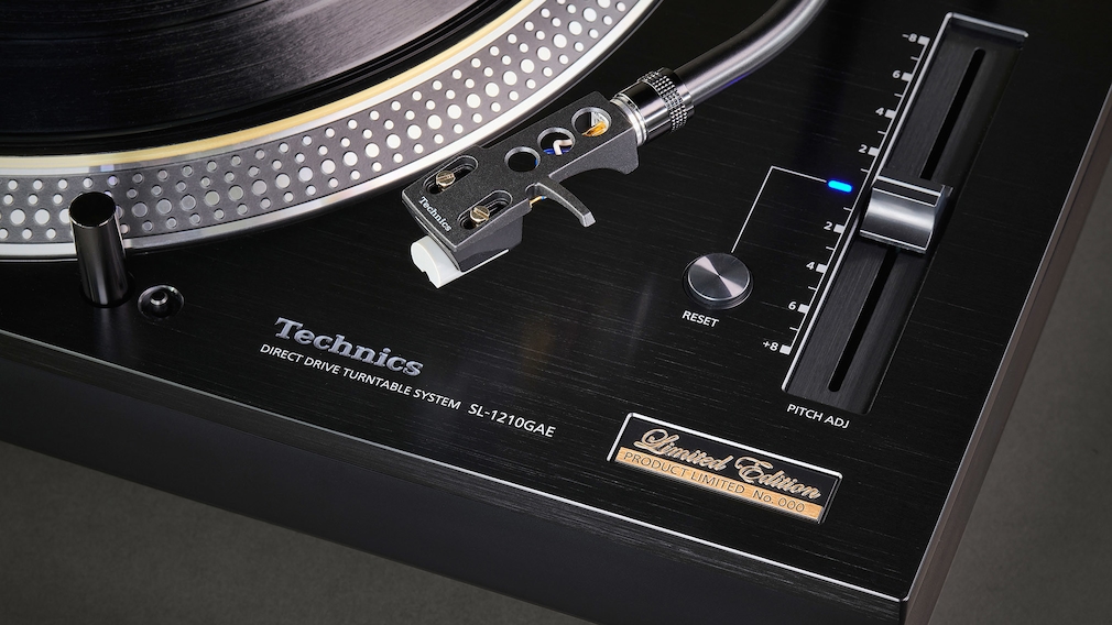 Mit Stroboskop-Muster auf dem Plattentellerrand und Geschwindigkeits-Schieberegler weist der Technics SL-1210 auf seine Wurzeln als DJ-Werkzeug hin. 