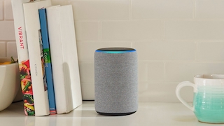 Der Amazon Echo 3 steht in der Küche.