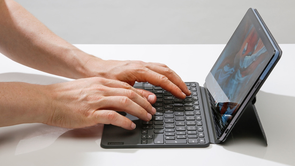 Hände tippen auf der Tastatur des Lenovo IdeaPad Duet Chromebook