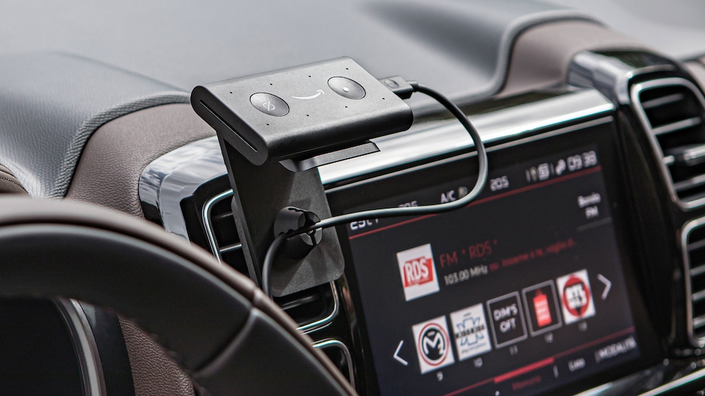Amazon Echo Auto über dem Entertainmentsystem in einem Auto