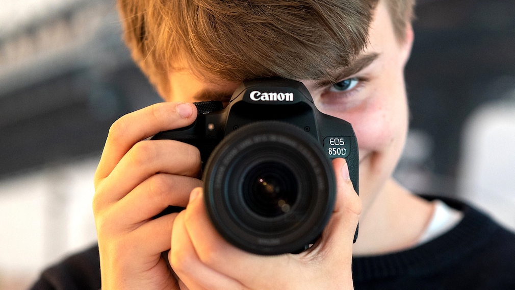 Junge hält Canon EOS 850D