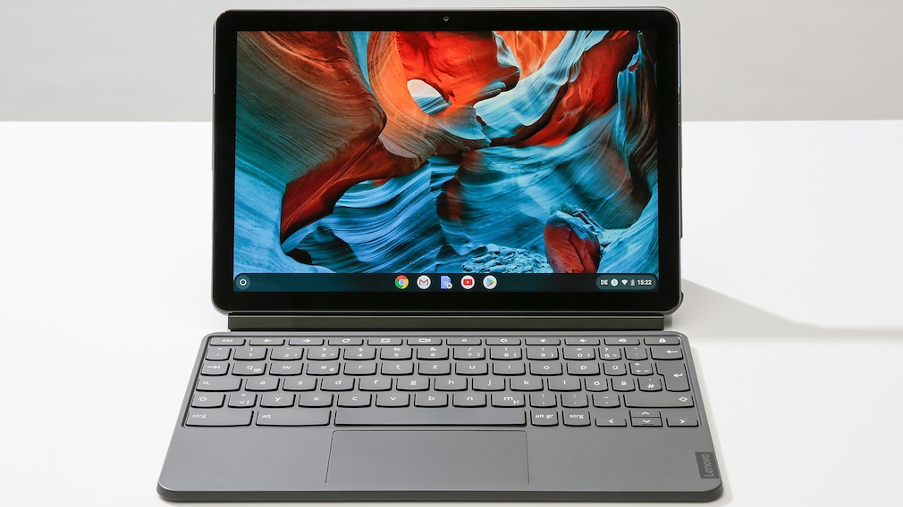 Das Lenovo IdeaPad Duet Chromebook steht auf einem Tisch vor grauem Hintergrund.