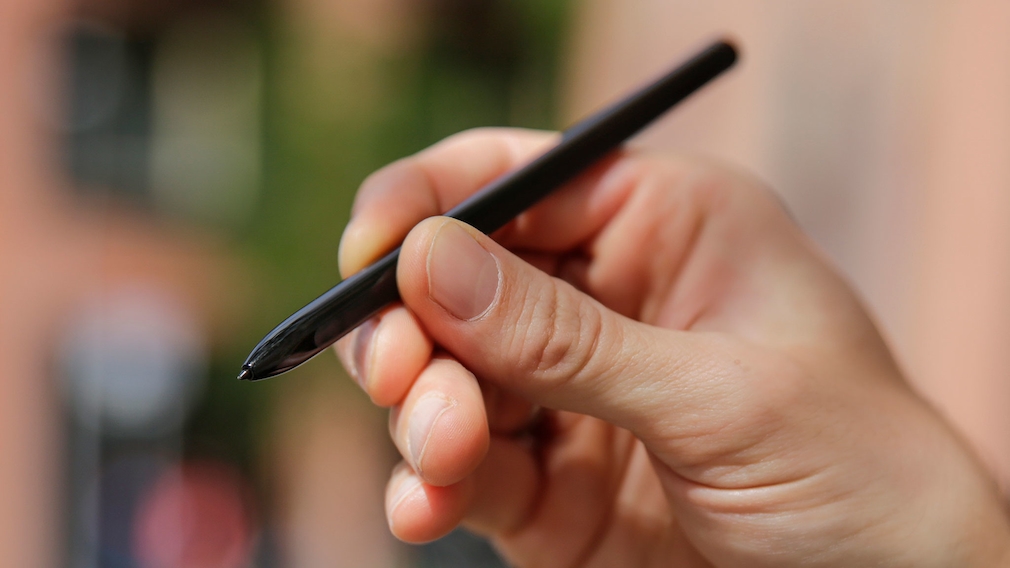 Hand hält den S Pen vom Galaxy Tab S7+.
