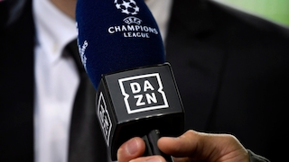 Mikrofon mit DAZN-Logo