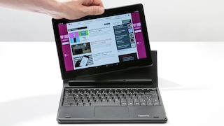 Hand verbindet das Medion LifeTab E10714 mit der Tastatur.