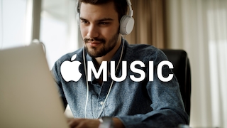 Mann an Laptop, davor Apple-Music-Logo