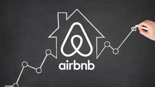 Tafel mit Liniendiagramm und Airbnb-Logo