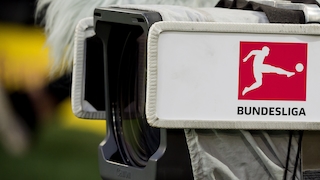 Fernsehkamera mit Bundesliga-Logo in der Nahaufnahme.
