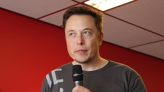 Elon Musk mit Mikrofon in Hand