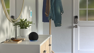 Amazons neuer Echo Dot steht auf einer Komode.