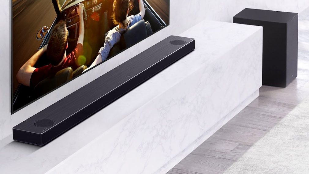 In der Soundbar sorgen zusätzliche, nach oben gerichtete Lautsprecher für einen räumlicheren Klangeindruck