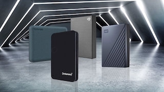 Vier externe 2,5-Zoll-Festplatten von Intenso, Seagate, Toshiba und WD vor modernen geometrischen Hintergrund