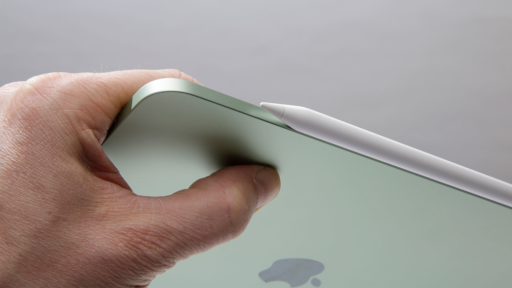Hand hält das iPad Air (2020)
