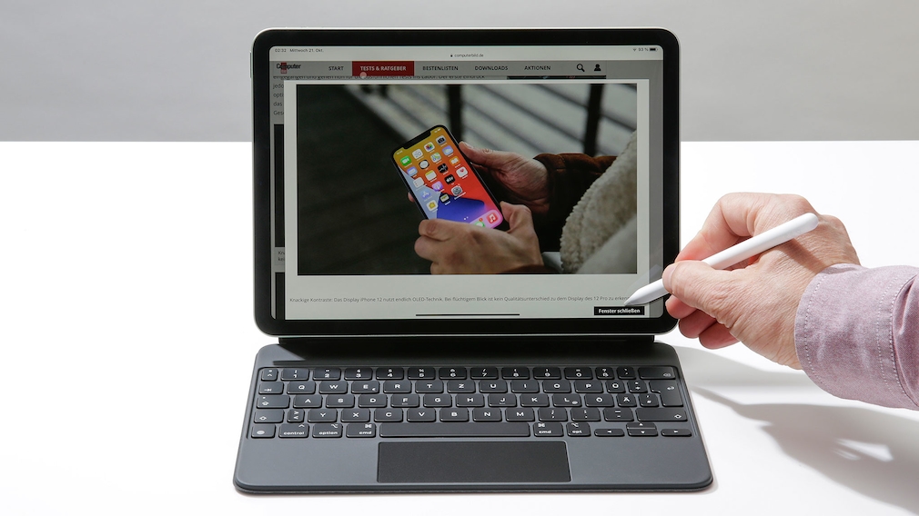 Hand tippt mit dem Apple Pencil auf das iPad AIr (2020).