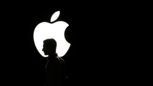 weißes Apple-Logo auf schwarzem Hintergrund © dpa-Bildfunk