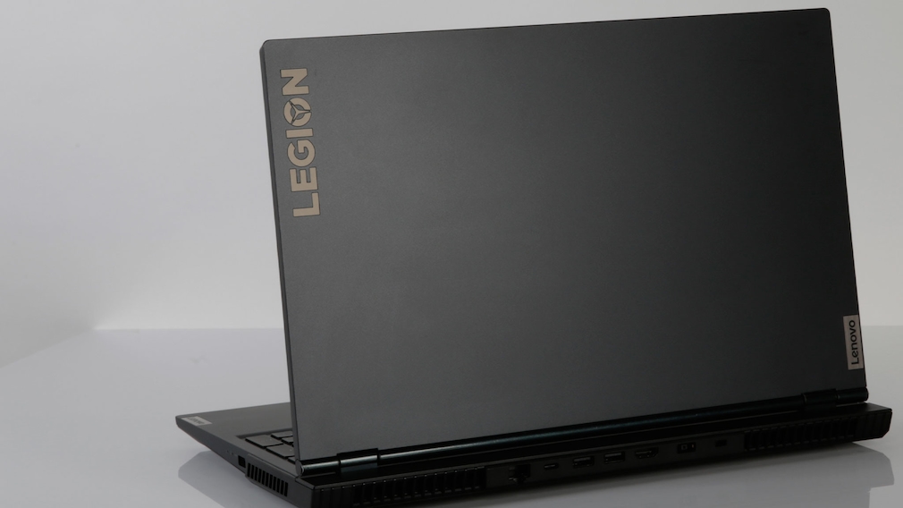 Rückseite des Lenovo Legion 5 vor grauem Hintergrund