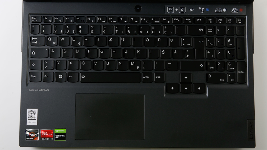 Tastatur des Lenovo Legion 5 vor grauem Hintergrund