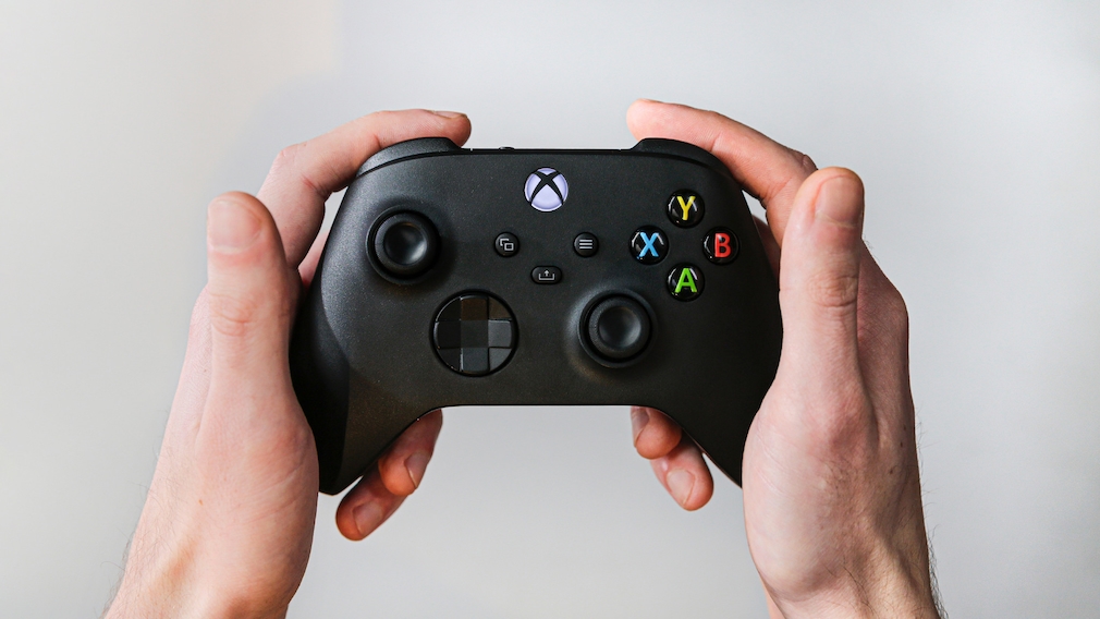 Hände halten den Controller der Xbox Series X.