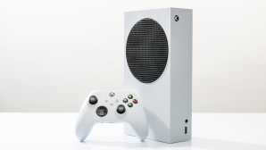 Die Xbox Series S mit Controller vor grauem Hintergrund. © COMPUTER BILD