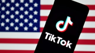 TikTok-Logo vor USA-Flagge