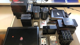 Von Europol beschlagnahmte Computer, Handys und Festplatten