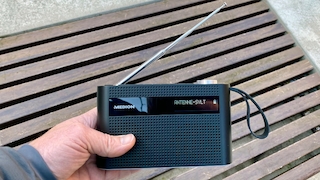 Medion P66007 im Test: Das Radio empfängt per Stabantenne DAB+ und UKW