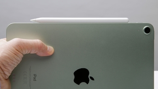 Hand hält das neue iPad AIr mit Apple Pencil.