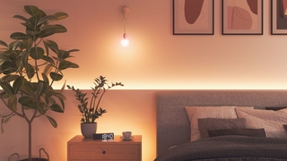 Nanoleaf-Lampe und Lightstrip beleuchten ein Schlafzimmer.